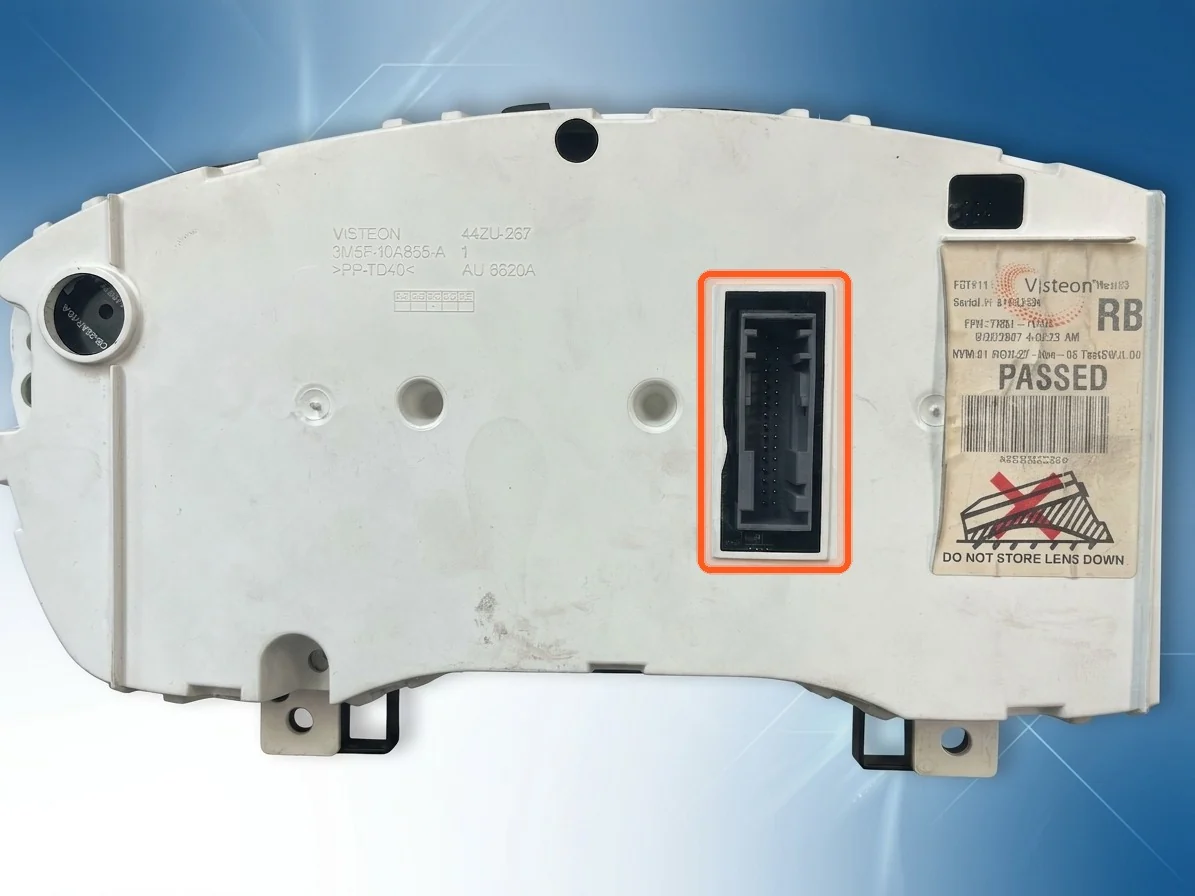 Dos d'un combiné compteur Ford Visteon : la prise à comparer est entourée en orange
